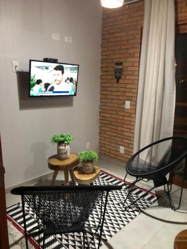 En tv och/eller ett underhållningssystem på Recanto da Barra Chalé