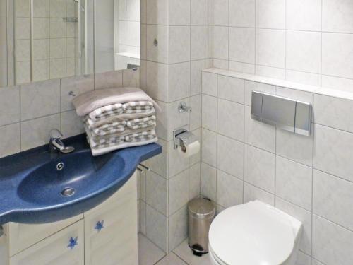 a bathroom with a sink and a toilet at Obere Wandelbahn 15 Whg. 6 in Wittdün