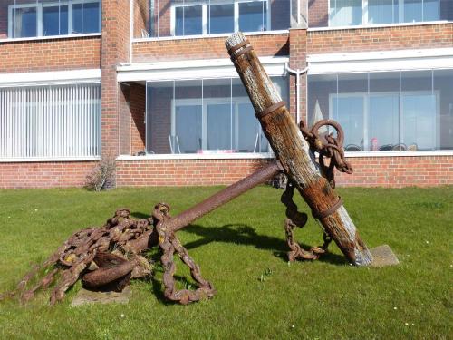 a pile ofusted objects on the grass in front of a building at Obere Wandelbahn 15 Whg. 6 in Wittdün