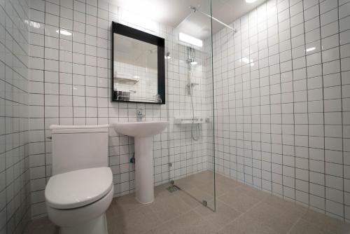 Un baño de Heyy Seogwipo Hotel