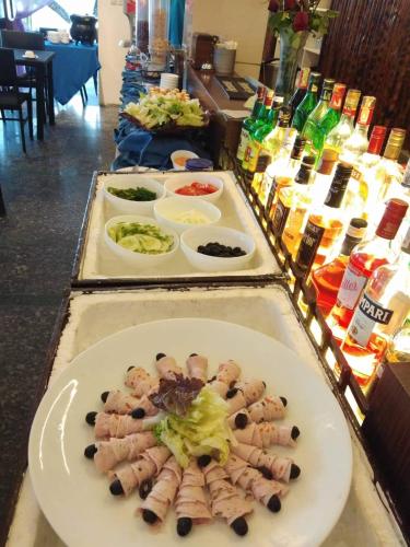 Un buffet con varios platos de comida en una mesa. en Boracay Ocean Club Beach Resort, en Boracay