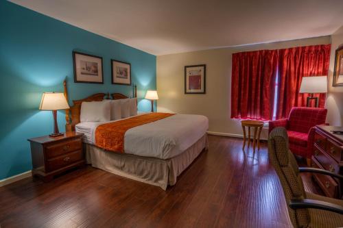 A bed or beds in a room at Howard Johnson by Wyndham Buena Park