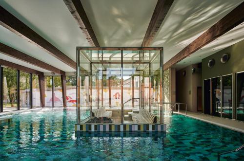 una piscina con una caja de cristal en un edificio en Wasa Resort Hotel, Apartments & SPA, en Pärnu