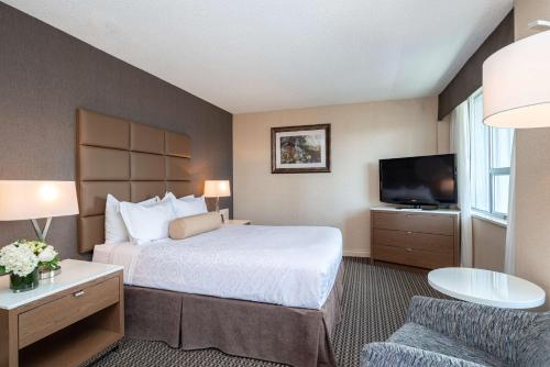 מיטה או מיטות בחדר ב-Best Western Premier Chateau Granville Hotel & Suites & Conference Centre