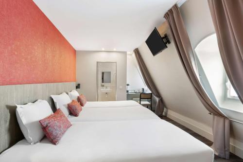 pokój hotelowy z 2 łóżkami i oknem w obiekcie Sure Hotel by Best Western Paris Gare du Nord w Paryżu
