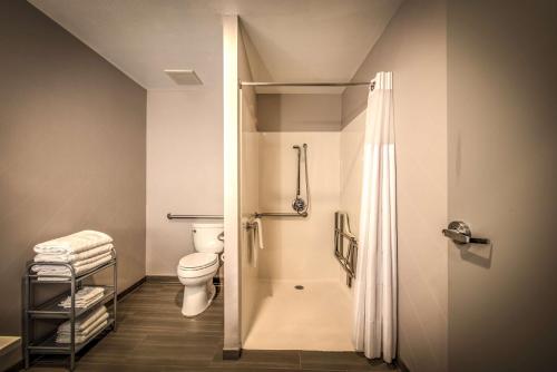 Ванная комната в Best Western Plus Media Center Inn & Suites