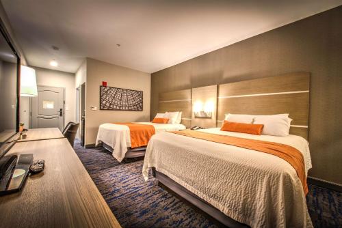 Säng eller sängar i ett rum på Best Western Plus Media Center Inn & Suites