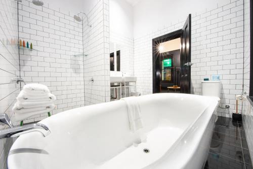 Koupelna v ubytování The Franklin Boutique Hotel