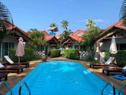 A piscina localizada em Vivi Bungalows Resort ou nos arredores