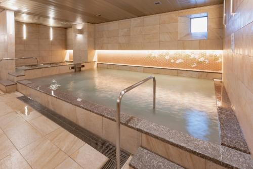 una gran piscina de agua en el baño en Hotel Vista Kanazawa, en Kanazawa