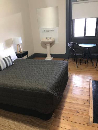 Pampas Motel Port Augustaにあるベッド