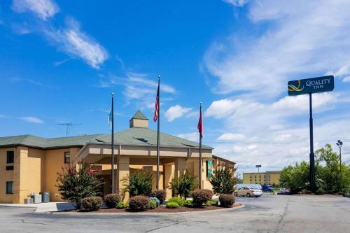 a hotel with flags in front of a building at Quality Inn Clinton-Knoxville North in Clinton