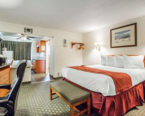 Postel nebo postele na pokoji v ubytování Rodeway Inn