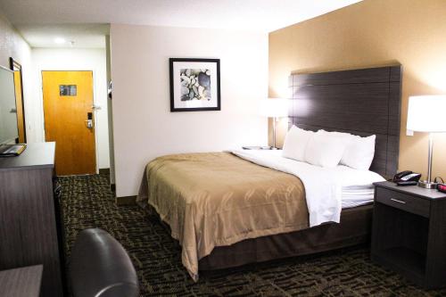 A bed or beds in a room at Quality Inn Clinton-Knoxville North