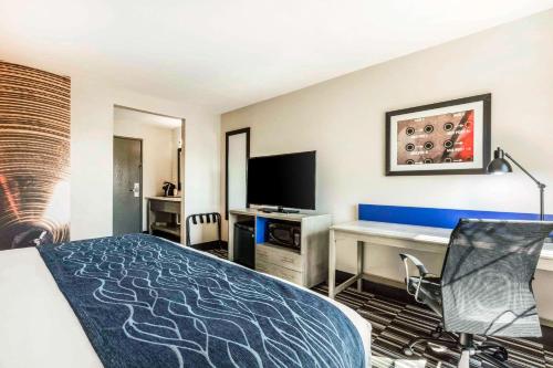 TV o dispositivi per l'intrattenimento presso Comfort Inn Memphis Airport West