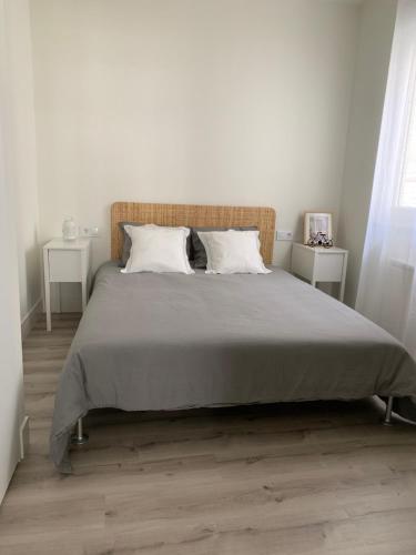 1 dormitorio con 1 cama grande y 2 mesitas de noche en Apto Comfortable en María Pita, Centro Ciudad, en A Coruña