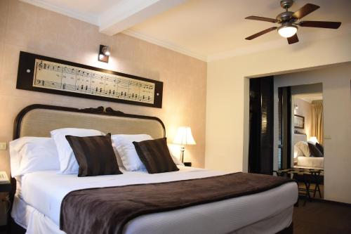 a bedroom with a bed with a music board on the wall at Hotel Clara Luna in Xalapa