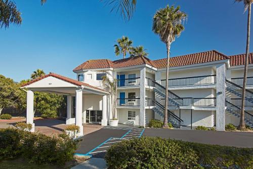 an exterior view of a building with palm trees at Comfort Inn Encinitas Near Legoland in Encinitas