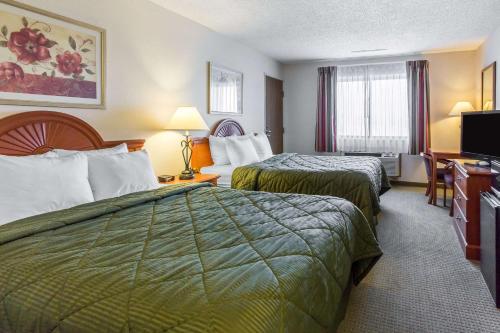Habitación de hotel con 2 camas y TV en Quality Inn Delta Gateway to Rocky Mountains, en Delta