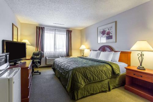 a hotel room with a bed and a television at Quality Inn Delta Gateway to Rocky Mountains in Delta