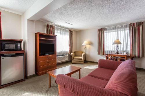 a living room with a couch and a tv at Quality Inn Delta Gateway to Rocky Mountains in Delta