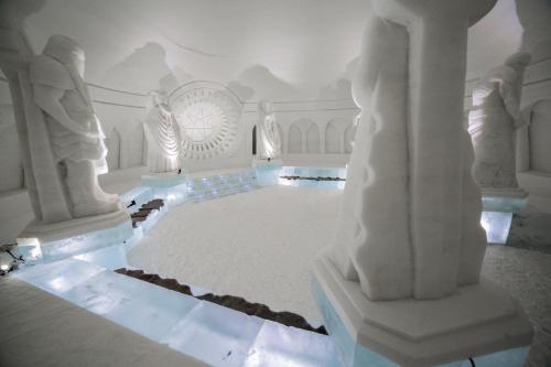 a white room with white columns and a fountain at Lapland Hotels Sirkantähti in Levi