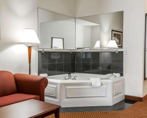 Ванная комната в Comfort Suites near Indianapolis Airport