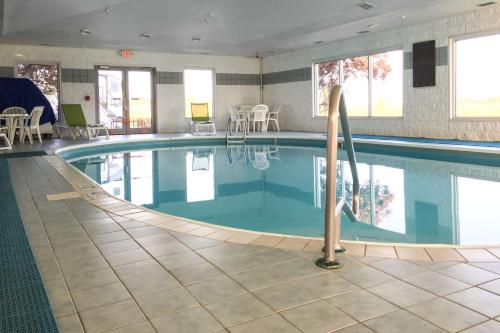 a large swimming pool in a hotel room at Bluffton Inn & Suites in Bluffton