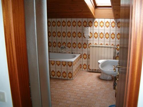 ein Bad mit einer Badewanne und einem WC in der Unterkunft Haus Erna in Rauris