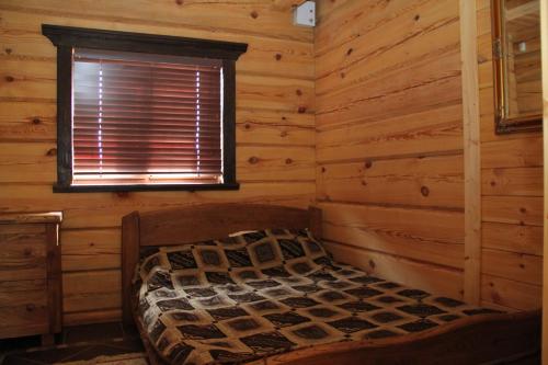 Un pat sau paturi într-o cameră la Viesu Vila