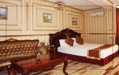 Ένα ή περισσότερα κρεβάτια σε δωμάτιο στο Royal House Hotel