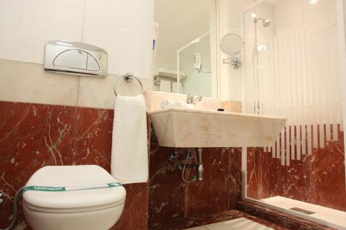 Un baño de Helnan Landmark Hotel
