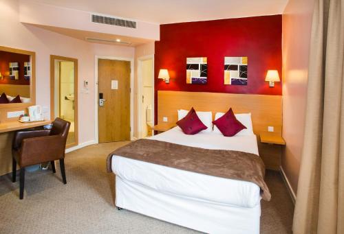 En eller flere senge i et værelse på OYO Luton Hotel