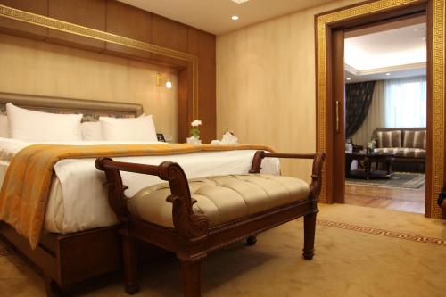 Cama o camas de una habitación en Helnan Landmark Hotel