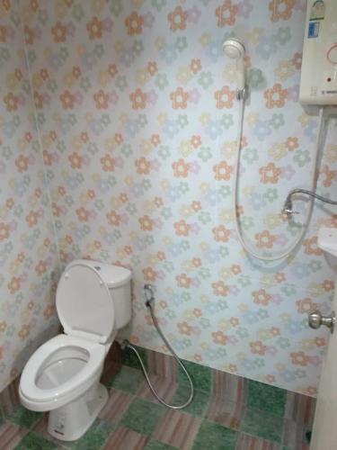 a bathroom with a toilet and a shower at พักดีโฮม วิวหมอก เขาค้อ in Khao Kho