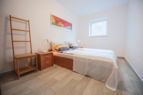 - une petite chambre avec un lit et une échelle dans l'établissement MIDAVkl, à Pirovac
