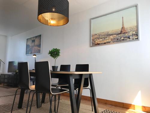 - une salle à manger avec une table et des chaises dans l'établissement Résidence Henri Dunant, à Valenciennes