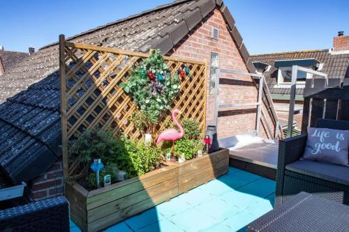 a backyard garden with a pink flamingo and plants at VakantieStudio 88 in Kamperland