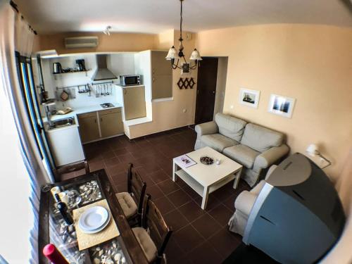 mały salon z kanapą i stołem w obiekcie Seaview Symphony Appartments-Filia w mieście Mochlos