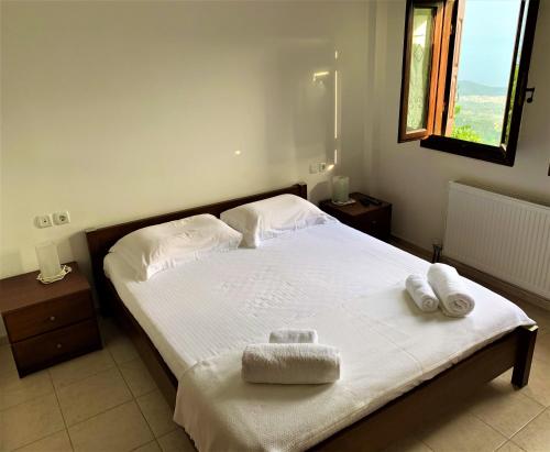Een bed of bedden in een kamer bij Traditional House Makrinitsa