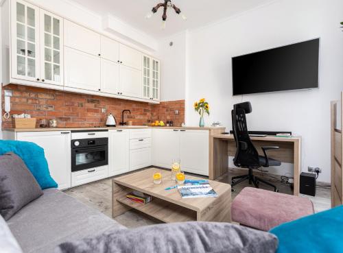 una sala de estar con un sofá y una mesa en Gdynia Główna Apartments, en Gdynia