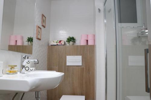 y baño con lavabo y ducha. en Archanda, apartamento en 1ª línea de playa, en Benidorm