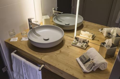  Park Piolets MountainHotel & Spa -  Room  picture :   Tea/Coffee maker    Minibar    Safety deposit box                           