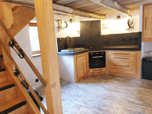 加瓦爾尼的住宿－BERGERIE GRANGE DES 3 CIRQUES TROUMOUSE GAVARNIE ESTAUBE 4 personnes，厨房配有木制橱柜和炉灶。