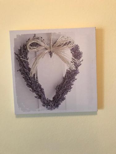 a picture of a heart shaped wreath on a wall at Studio Apartman Lorenzo in Umag