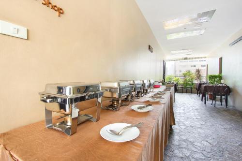 مطعم أو مكان آخر لتناول الطعام في Bally Suite Silom