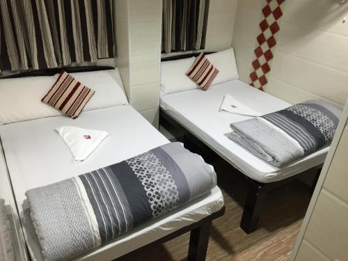 香港的住宿－天際賓館，小房间一对床