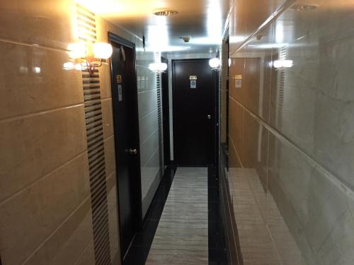香港的住宿－天際賓館，走廊上设有黑色的门和一些灯