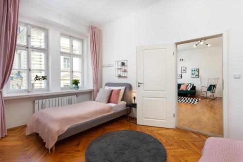 1 dormitorio con cama y ventana en City Center Cozy Apartments en Praga