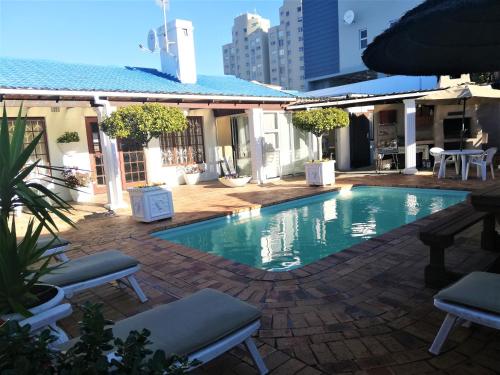 Πισίνα στο ή κοντά στο Dolphin Inn Blouberg